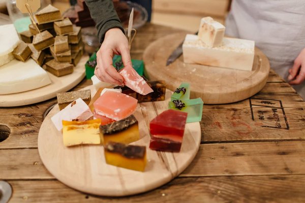 Plateau tournant pour pâtisserie : l'outil indispensable des chefs